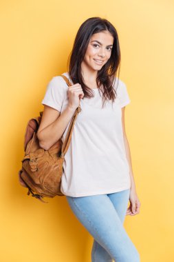 Kameraya bakarak sırt çantası ile gülümseyen kadın 