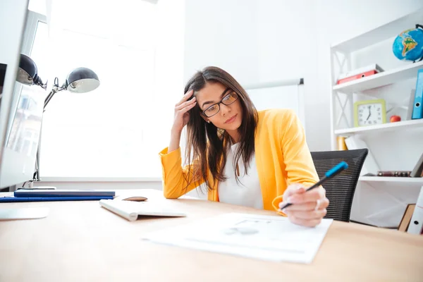 Femme d'affaires travaillant sur son lieu de travail au bureau — Photo