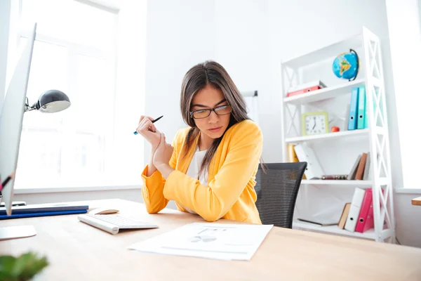 Mulher de negócios analisando documento — Fotografia de Stock