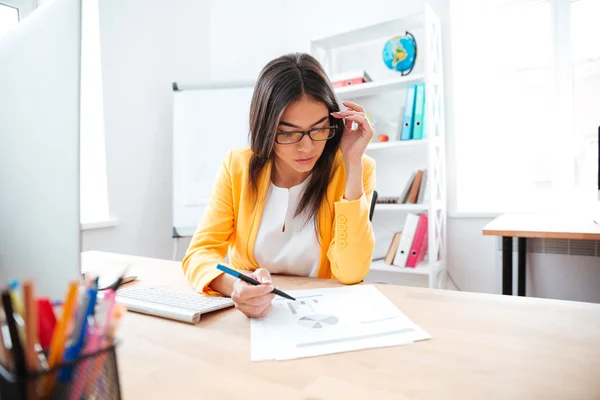 Zakenvrouw werken met papier in kantoor — Stockfoto