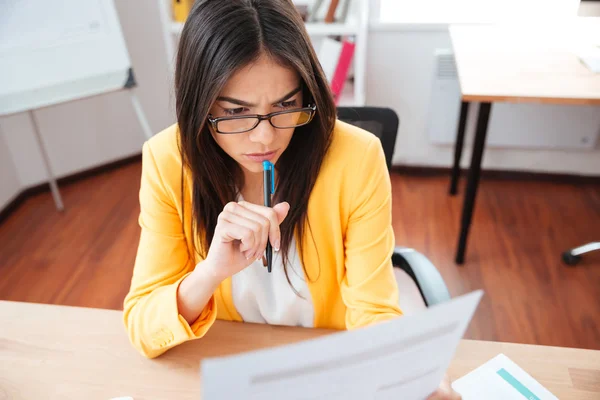 Empresaria leyendo papeles —  Fotos de Stock