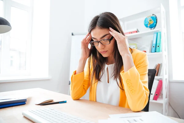 Empresária pensando no trabalho no escritório — Fotografia de Stock