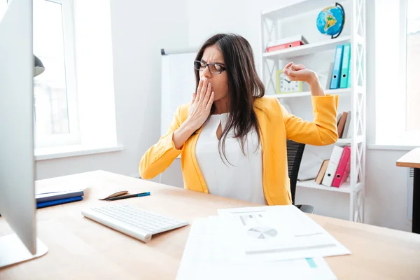 Деловая женщина зевает в офисе — стоковое фото