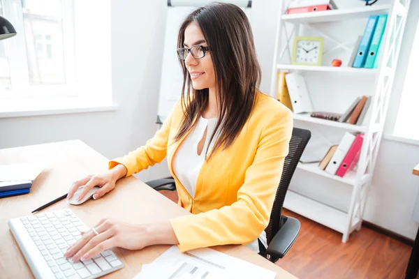 Empresária usando teclado e mouse de computador no escritório — Fotografia de Stock