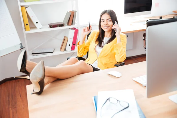 Podnikatelka, odpočívá a mluví po telefonu v úřadu — Stock fotografie