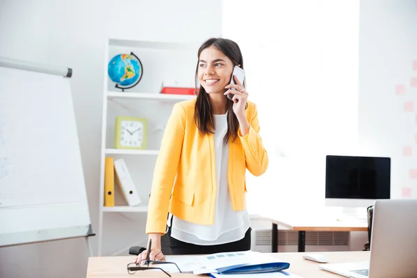 Bizneswoman rozmawia przez telefon w biurze — Zdjęcie stockowe