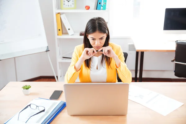 Empresária sentada à mesa com laptop — Fotografia de Stock