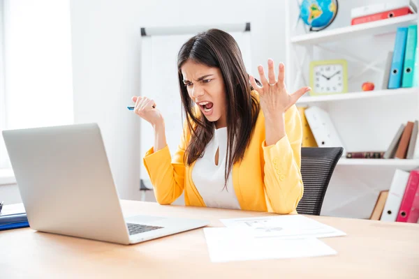 Сердита бізнес-леді, використовуючи ноутбук — стокове фото