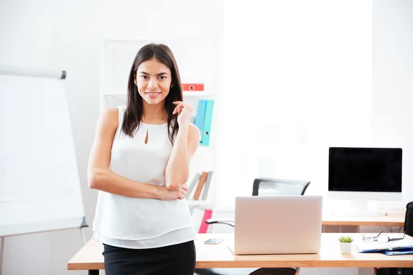 Glad affärskvinna står i office — Stockfoto