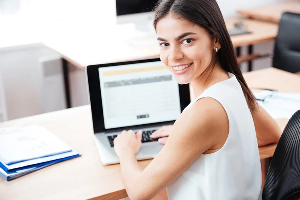 Pengusaha wanita menggunakan komputer laptop di kantor — Stok Foto
