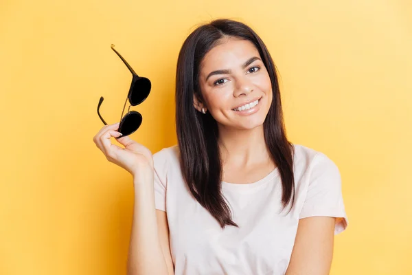 Glückliche lässige Frau mit Brille — Stockfoto