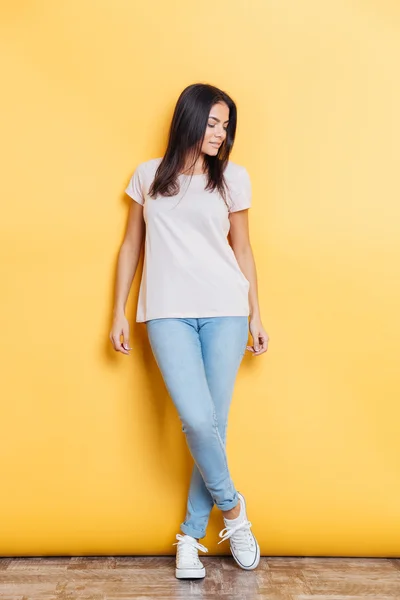 Retrato de cuerpo entero de una mujer encantadora — Foto de Stock