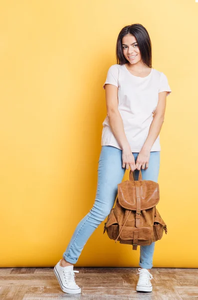 Retrato completo de una mujer feliz con mochila —  Fotos de Stock