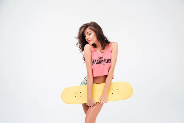 Mulher sexy posando com skate — Fotografia de Stock