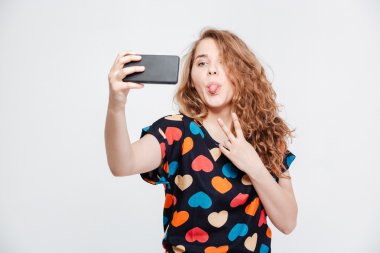 Komik kadın selfie fotoğraf smartpone üzerinde yapma