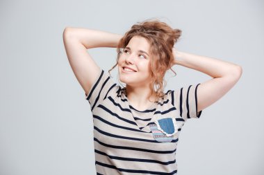 kadın uzağa bakarak gülen