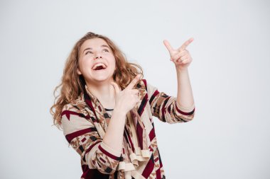 Neşeli kadın işaret parmağı uzakta