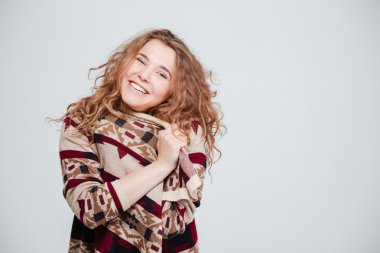 neşeli kadın kameraya bakıyor