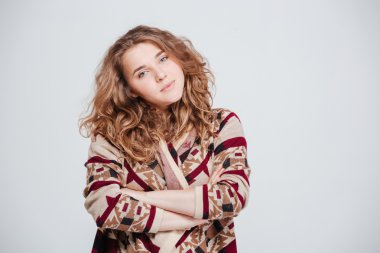 Katlanmış ve kameraya seyir silah ile duran kadın 