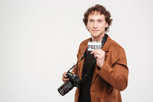 Αρσενικό δημοσιογράφος που κρατάει την κάρτα με το word press — Φωτογραφία Αρχείου