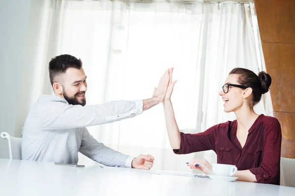 Dos felices empresarios exitosos dando choca los cinco en la reunión — Foto de Stock