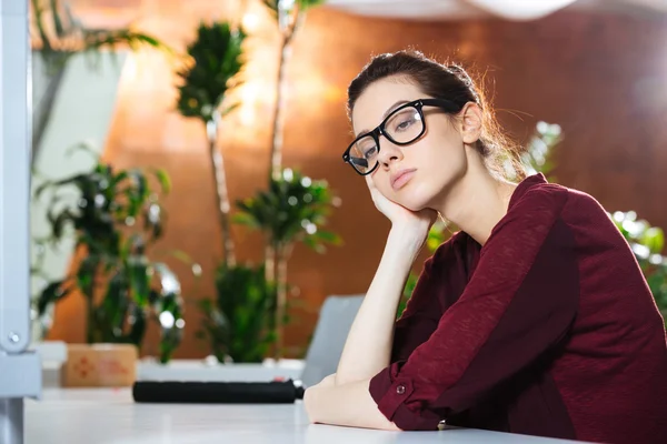 Mujer de negocios infeliz en gafas sentadas en la oficina —  Fotos de Stock