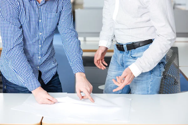 Two businessmen discussing project in office — Stock Photo, Image