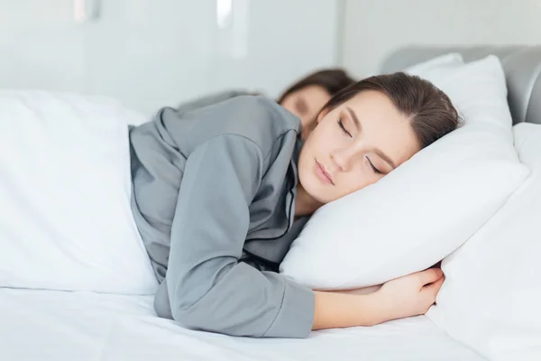 Dos mujeres durmiendo juntas en el dormitorio — Foto de Stock