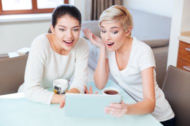 Neşeli kız tablet bilgisayar kullanarak 