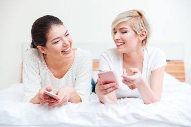 Akıllı telefonlar yatağa kullanarak kadınlar