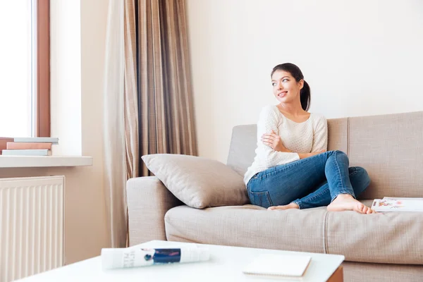 Jeune femme relaxante sur le canapé — Photo