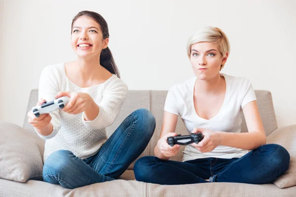 Girlfriends playing video games — Stock Photo, Image