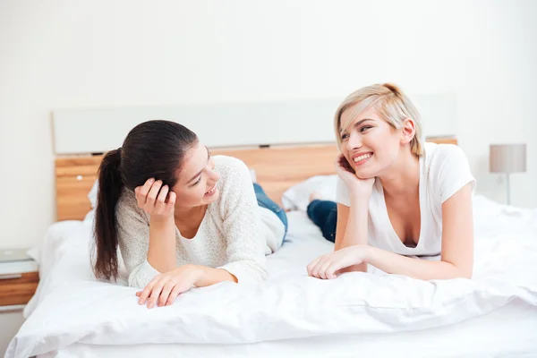 Donne sdraiate sul letto e che si guardano a vicenda — Foto Stock