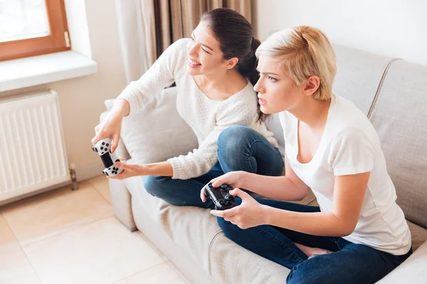 Mujeres jugando videojuegos —  Fotos de Stock