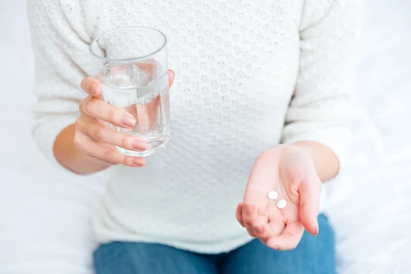 女性の手持ち株錠剤と水とガラス — ストック写真