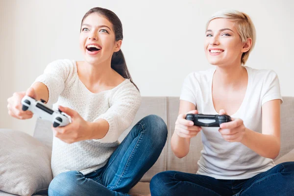 Mujeres felices jugando videojuegos —  Fotos de Stock