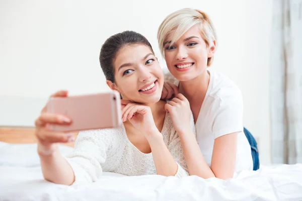 Azok a nők, hogy selfie a telefon — Stock Fotó