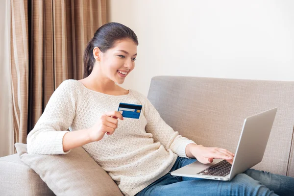 Frau kauft online am Laptop mit Kreditkarte — Stockfoto