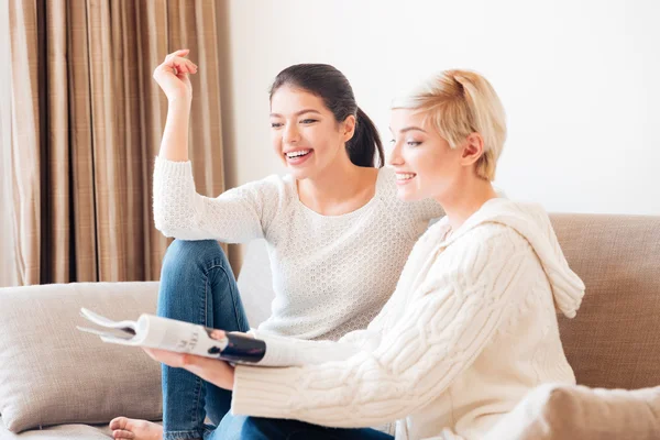 Twee vrouwen lezen tijdschrift op de Bank — Stockfoto