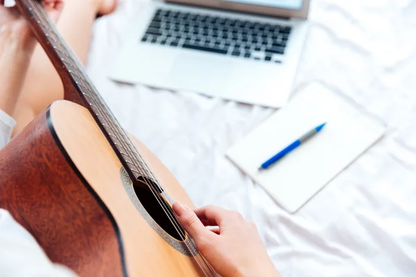 Female hands playing on guitar — Stock Photo, Image