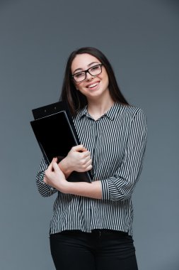 iş kadını holding klasörleri gülümseyen