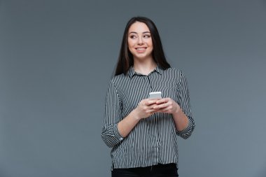 akıllı telefon tutarak gülümseyen iş kadını 