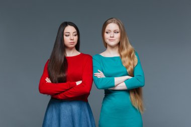 İki kız birbirine bakarak rahatsız