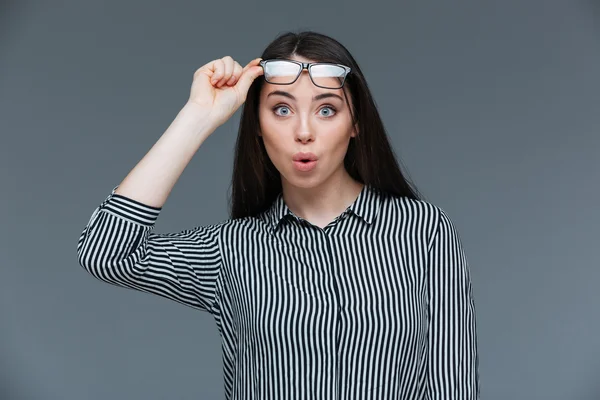 Vrouw met bril camera kijken — Stockfoto