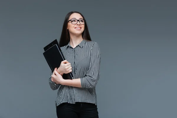 Šťastný podnikatelka v brýlích drží složky — Stock fotografie