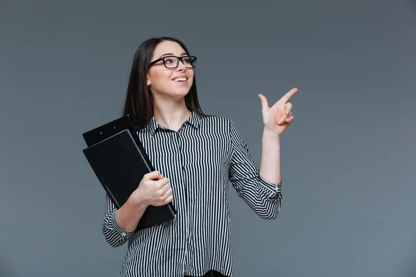 Zakenvrouw houden mappen en vinger — Stockfoto