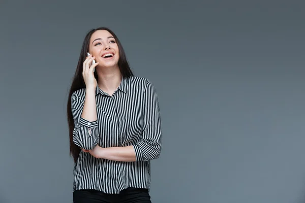 Skrattande affärskvinna prata i telefon — Stockfoto