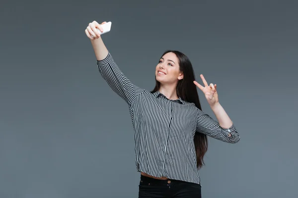 Uśmiechnięta kobieta co selfie Zdjęcie — Zdjęcie stockowe