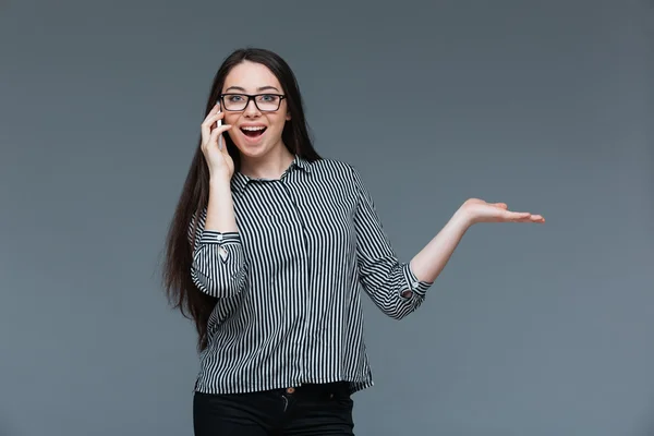Весела бізнес-леді розмовляє по телефону — стокове фото