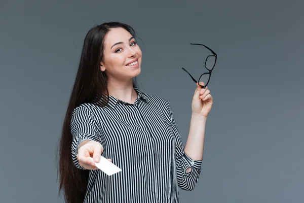 Happy business woman giving blank card at camera — Stok Foto